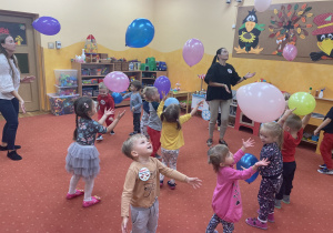 Dzieci podbijają balony